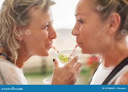 两个快乐的女朋友用吸管喝一杯饮料库存图片. 图片包括有打赌的人, 幸福, 玻璃, 庭院, 饮料, 快乐- 227089691