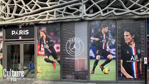 Toute l'actualité du club, matchs et résultats, fiches joueurs, transferts, vidéos, photos, billetterie et boutique en ligne. Club Le Nouveau Maillot Present Sur Les Boutiques Du Psg Cavani Aussi Culturepsg