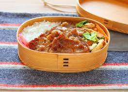 みなさま おはようございます 料理研究家の かめ代 です 心が楽になる2品弁当 連載第28回目の2品弁当は 薄切り豚肉のしょうが焼き 揚げと野菜のごま ポン酢 のレシピをご紹介します 定番の豚のしょうが焼き 今回は 薄切り しょうが焼き 豚のしょうが焼き レシピ