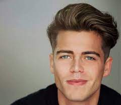 Many men have a larger than average forehead because of either the natural shape of the face or a receding hairline but that definitely does not mean that the haircut has to be unfashionable in any way. Do You Have Big Forehead And Round Face Then Pick You Style From These List Men S Style Clothing