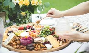 Le traiteur mariage erisay réceptions vous propose ses menus spécialement élaborés par le chef cuisinier pour vous faire vivre un instant mariages & cérémonies familiales. Buffet Mariage Vin D Honneur Apero Festif Nos Idees De Menu Et De Presentation Originale