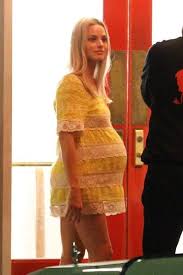 Check spelling or type a new query. Margot Robbie Sports Baby Bump To Play Murdered Actress Sharon Tate In Once Upon A Time In Hollywood 9celebrity