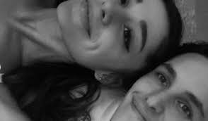 La famosa cantante estadounidense, ariana grande, dio el paso de comprometerse con su novio, dalton gomez. Ariana Grande Se Casa Con Dalton Gomez La Fm