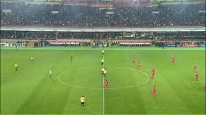 Area kotak pinalti, adalah wilayah yang paling dekat dengan tiang gawang yang merupakan tempat atau posisi bagi setiap team untuk dijaga dan tempat untuk team atau club dalam mencetak gol. Pengertian Kick Off Dalam Permainan Sepak Bola Beserta Metodenya