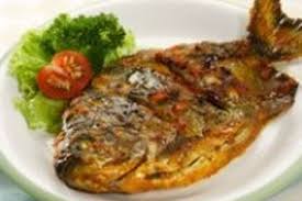 Selagi menunggu ikan didiamkan dengan bumbu perasan diatas, sekarang kita siapkan wajan dan tuangkan masak bumbu hingga menyusut airnya sedikit saja dan meresap kedalam ikan secara merata. Ikan Bawal Asam Pedas Sajian Sedap