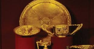 Câțiva ani mai târziu, în 1873, la expoziția universală de la viena, iar în anul 1900, la. Limba TracÄƒ ProtoromanÄƒ Xvi Descifrarea InscripÈ›ie De Pe Colanul De Aur Din Tezaurul De La Pietroasele JudeÈ›ul BuzÄƒu