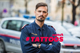 April 1978 nahm das gendarmerieeinsatzkommando (gek), das heutige einsatzkommando cobra (eko cobra), offiziell seine tätigkeit auf. Tattoos Und Uniform Karntner Polizeisprecher Zeigt Wie Sich Das Vereinbaren Lasst