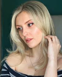 Katie Groves (@katiejeez)