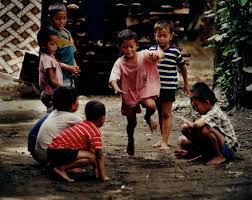 Hasil gambar untuk foto anak kecil bermain zaman dulu