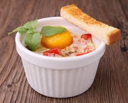 Oeuf Cocotte Au Jambon Tomate Et Basilic Une Recette De Regalez Bebe Recette Oeuf Recette Oeuf Cocotte Oeufs Cocotte
