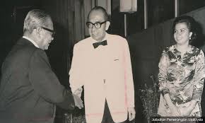 I feel there is a gross miscarriage of justice by charging rafizi for revealing bank accounts of nfcorp. Malaysiakini Mr Perfect Lim Kit Siang