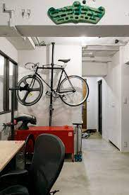 愛用の自転車はつっぱり棒タイプのラックにひっかけて 右手に見える玄関からすぐに出せるのも便利 インテリア 収納 ブルックリンスタイル キッチン クローゼット 収納