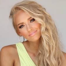 Holly Mcdowell's Instagram, Twitter & Facebook