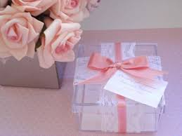 Acrílico Transparente Caixinha De Acrilico Decorada Com Fita Caixinha Acrilico 7x7cm Renda Cetim Tag Atelie Gabi Art Elo7 Ideias Para Lembrancinhas De Casamento Brindes De Casamento Caixa De Acrilico