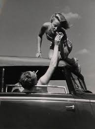 Black And White Kissing Aesthetic Sail On Silver Girl Vintage Couples Photography Black And White Aesthetic