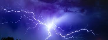 Vu en coupe, on s'aperçoit que l'air froid plus dense repousse brutalement l'air chaud qui s'élève. Comment Se Forme La Foudre Qu Est Ce Qui Provoque Le Tonnerre Et Les Eclairs Alarme Meteo