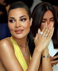 نادين نسيب نجيم ممثلة لبنانية من مواليد عام 1984، حازت لقبة ملكة جمال لبنان عام 2004، كانت انطلاقتها الفنية في عام 2007، حين شاركت في مسلسل خطوة حب. Ù†Ø§Ø¯ÙŠÙ† Ù†Ø³ÙŠØ¨ Ù†Ø¬ÙŠÙ… ØªØ­ØµÙ„ Ø¹Ù„Ù‰ Ø§Ù„Ø¥Ù‚Ø§Ù…Ø© Ø§Ù„Ø°Ù‡Ø¨ÙŠØ© ÙÙŠ Ø¯Ø¨ÙŠ Ø¨Ù„Ø¯ Ø§Ù„Ø£Ù…Ù† ÙˆØ§Ù„Ø£Ù…Ø§Ù† Ø§Ù„Ù†Ù‡Ø§Ø±