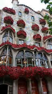 La Casa Batllo S Omple De Roses Per Sant Jordi 22 D Abril De 2016 Barcelona Catalonia Gaudi Architecture Gaudi Barcelona