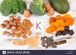 Naturliche Lebensmittel Mit Vitamin K Ballaststoffe Und Mineralien Konzept Der Gesunden Ernahrung Stockfotografie Alamy