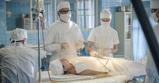 In mehreren staffeln wird gezeigt, wie die bahnbrechende medizinische forschung und enorme gesellschaftliche umwälzungen dem. Charite Staffel 3 Bei Ard Alles Zu Start Handlung Und Besetzung