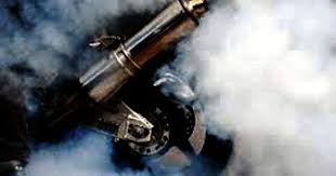 Kecuali motor dengan mesin 2 tak, maka normal apabila ada oli yang masuk ke ruang bakar itu ini akan membuat api yang keluar dari busi menjadi lebih kecil dan kinerja mesin terasa nyendat atau dari tiga akibat diatas, kita pasti tidak mau motor kesayangan mengalami kejadian demikian, selain. Lima Cara Untuk Mengatasi Asap Knalpot Motor Hitam Otokawan Com Cara Otomotif Harga Mobil Dan Tips Motor Terbaru