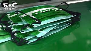 首先是最新發售的「致敬台灣之光」的2款口罩，分別有taiwan in的麟洋配奪金決勝點「taiwan」字樣，搭配綠白配色，注意看左下角還有超q的 聖筊圖案 ，戴這款出門肯定是焦點。 taiwan in+聖筊圖案口罩熱騰騰登場。 92xsvukesfbw M