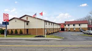 Red Roof Inn Binghamton North Binghamton New York Located Close To Interstate 81 This Hotel Offers Free Wi Fi And Room Red Roof Inn Red Roof New York Hotels
