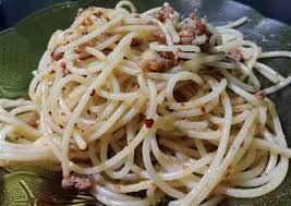 Spaghetti aglio e olio können selbstverständlich auch mit anderen pastasorten wie tagliatelle, penne, farfalle, etc. Super Simple Spaghetti Aglio Olio Pedas Resep Masakan Resep Masakan