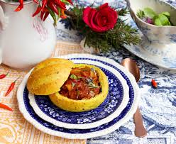 Primi piatti cremosi con il pane secco. Gulash Vegetariano In Un Piatto Di Pane Alla Curcuma Nordfoodovestest