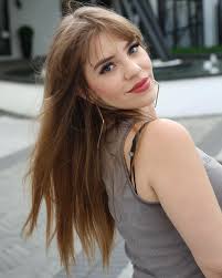 la última es mi favorita 🤭 ——- un día de grabación bajo la dirección de  @blasspictures concluyó con una fotitos 🫢 modelar no es mi fuerte y no  estaba preparada😅 (yo me