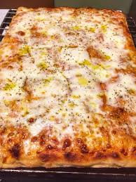 Come prepararla e farcirla al meglio la ricetta della pizza gourmet declinata in tre versioni: Pizza Al Trancio Fatta In Casa La Ricetta Perfetta Dissapore Ricette Ricette Pasta Per Pizza Pizza