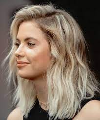 Trendy Heavy Balayage Medium Hairstyles For Women Ashley Benson Hair And Comb Medium Hair Styles Hair Styles Short Blonde Hair