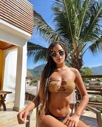 Bella Campos arranca elogios ao compartilhar cliques de biquíni