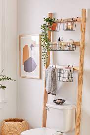 9 Cara Kreatif Menata Kamar Mandi Mungil Agar Tetap Rapi Estetik Dekorasi Kamar Mandi Kecil Ide Kamar Mandi Ide Dekorasi Kamar