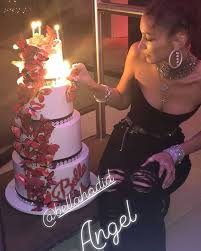 29th Birthday Cake For Her Her Birthday Cake Was The Best Bellahadid Bellahadid Bella Hadid Birthday Bella Hadid Style Hadid