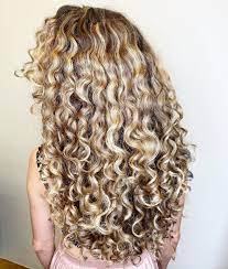 28 Cute Long Curly Hairstyles For 2021 Easy Curly Hair Ideas Long Curly Hair Curly Hair Styles Blonde Hair With Highlights