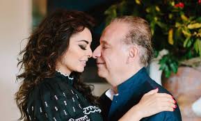 Entre rumores de divorcio, afirman que Juan Collado le fue infiel a Yadhira  Carrillo con mujer 20 años menor: “La desechó” - Infobae