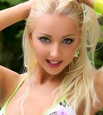 Veronica Simon's Instagram, Twitter & Facebook