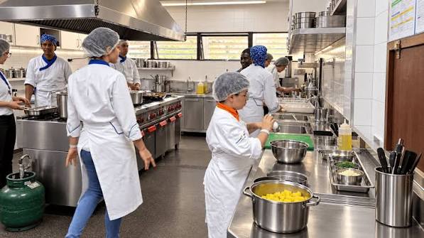 14/09/2026 - Alunos assumem cozinha e salão em experiência real no restaurante-escola do Senac MS - Acontece no Senac - Notícias