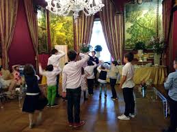 Mara venier chiede a fabio rovazzi di insegnarle a ballare andiamo a comandare. 5 Balli Di Gruppo Che Piacciono Ai Bambini Animazione Bomba