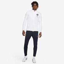 Natürlich ist jeder paris saint germain trainingsanzug 2018 24 stunden am tag auf amazon.de im lager verfügbar und somit direkt bestellbar. Nike Paris Saint Germain 20 21 Dry Strike K Trainingsanzug Weiss Rot Herren Fanbekleidung Pro Direct Soccer