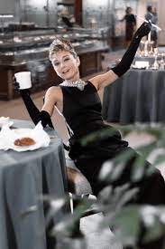Le meilleur robe noire sélectionné par bitonio. L Histoire De La Petite Robe Noire Givenchy D Audrey Hepburn Dans Breakfast At Tiffany S Vogue Paris