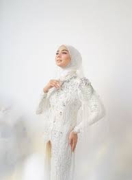 Tea length adalah gaun yang memiliki banyak keliman dan panjangnya di atas mata kaki tidak. Kebaya Maupun Gaun Pernikahan Berikut Rekomendasi Tempat Sewa Baju Pengantin Terpercaya Bridestory Blog