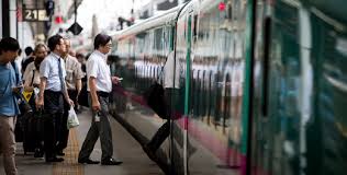 Anjing juga bisa naik kereta bahkan membawa skateboardnya juga. Memandu Kereta Api Laju Terpantas Di Dunia