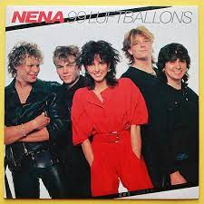 verse 5 d em g a 99 jahre krieg ließen keinen platz für sieger d em g a kriegsminister gibts nicht mehr und auch keine düsenflieger d em g a heute zieh ich meine runden. Nena 99 Luftballons 1983