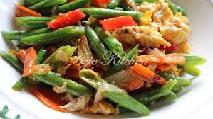 Hidangan ayam goreng kunyit dan buncis siap untuk dimakan. Kacang Panjang Goreng Dengan Telur Azie Kitchen