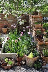 Ich Liebe Es Hier Zu Pflanzen Es Sieht Aus Wie Ein Naturlicher Wilder Look Liebe Small Cottage Garden Ideas Small Flower Gardens Cottage Garden Design