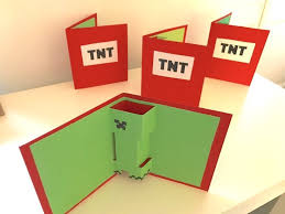 Minecraft geburtstag picr für geburtstagszahl habe ich ausgedruckte minecraft bilder und muster verwendet auf braunem tonkarton grüne pixel aufgeklebt und dynamit ein grasblock und minecraft figur steve als bilder für girlande habe ich mal in der usa wimpel druckvorlagen der minecraft gesichter gekauft. Minecraft Party Zum Kindergeburtstag Mit Deko Spielen Kuchen Minecraft Party Minecraft Geburtstag Minecraft Einladungen
