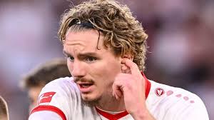 Was vergessen? Schiedsrichter Daniel Siebert wird die Uhr gebracht