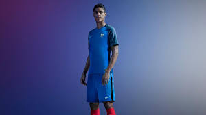Petite particularité, il est réversible, avec une face fluo façon chasuble qui rendra de fiers services aux joueurs du dimanche. Tous Les Maillots De L Equipe De France A L Euro